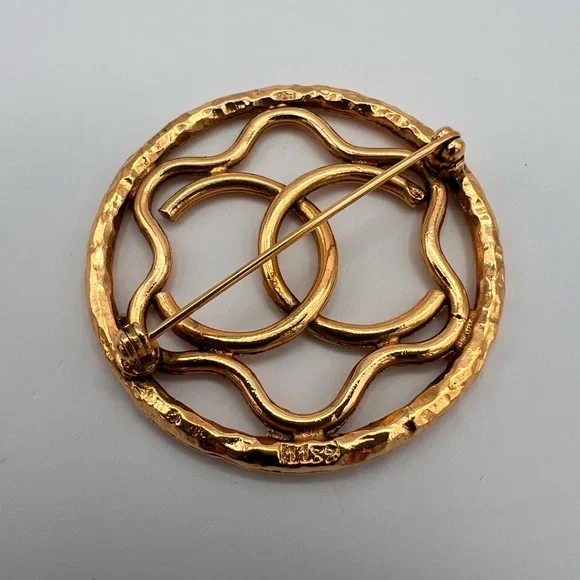 CHANEL Vintage CC Flower Logo Textured Brooch - Picture 4 of 7